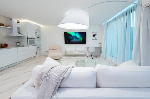 Bed, TV and multimedia, Kitchen or kitchenette, Living room, Photo of the whole room, Seating area