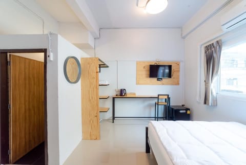 Bed, TV and multimedia, Photo of the whole room, Bedroom, wardrobe, air conditioner