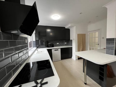 Kitchen or kitchenette, Dining area, dishwasher, minibar, oven, pet friendly, stove