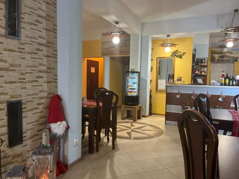 Restaurant/places to eat, Restaurant/places to eat, Internal: Not applicable to any particular room