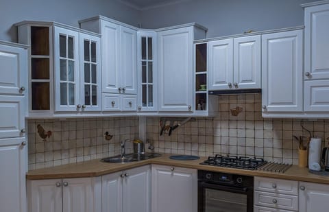 Coffee/tea facilities, Kitchen or kitchenette, dishwasher, stove
