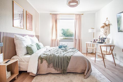 Bed, TV and multimedia, Photo of the whole room, Seating area, Dining area, Bedroom, towels