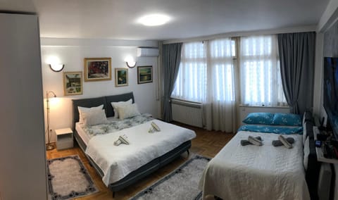 Bedroom, towels