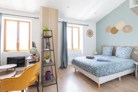 Living room, Photo of the whole room, Decorative detail, towels
