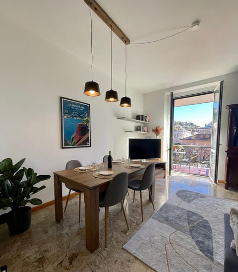 TV and multimedia, Kitchen or kitchenette, Living room, Dining area, City view