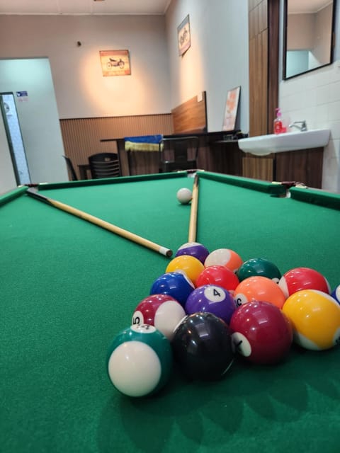 Billiard, Game Room