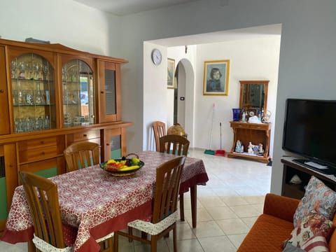 Communal lounge/ TV room, Seating area, Dining area