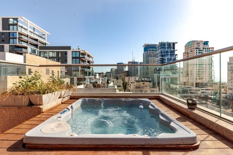 Hot Tub, City view