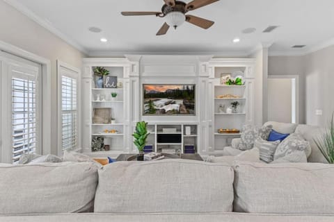 TV and multimedia, Living room, Seating area, fireplace