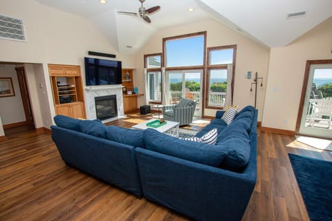 OCEANFRONT, Ocean Views, Priv Pool, H Tub!, BU38, Chunk O Dune House in Corolla