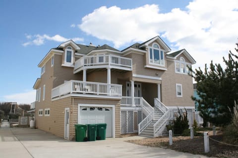 OCEANFRONT, Ocean Views, Priv Pool, H Tub!, BU38, Chunk O Dune House in Corolla