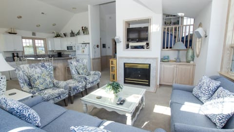 Oceanside, Hot Tub, Close to Beach, Community Pool, BU41, Galileo Point House in Corolla