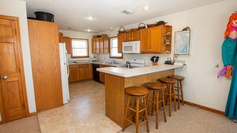 Oceanside, Hot Tub, Close to Beach, Community Pool, CP4, Crown Palace House in Corolla