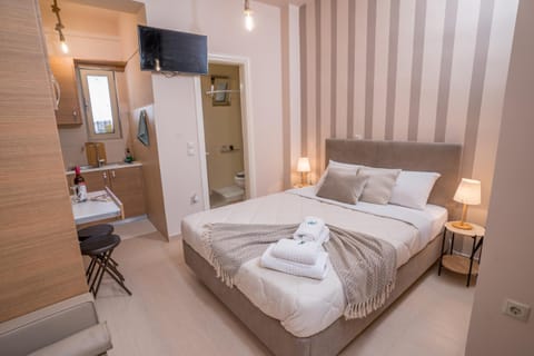 Bed, TV and multimedia, Photo of the whole room, Bedroom, towels, wardrobe