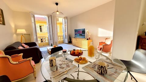 Photo of the whole room, Seating area, Dining area