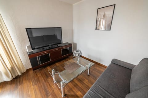 Communal lounge/ TV room, TV and multimedia, Living room, Seating area, Evening entertainment
