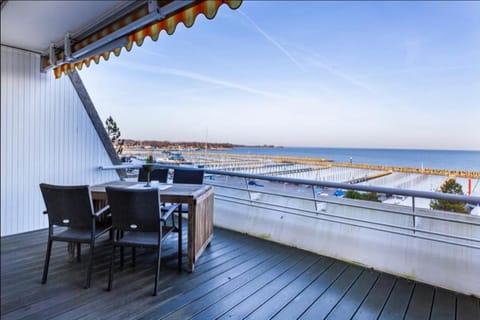 Natural landscape, View (from property/room), Balcony/Terrace, Dining area, Beach, Sea view