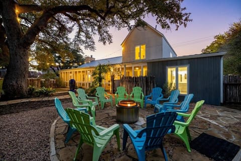 Spacious Family Retreat - Private Pool - Ping Pong House in Fredericksburg