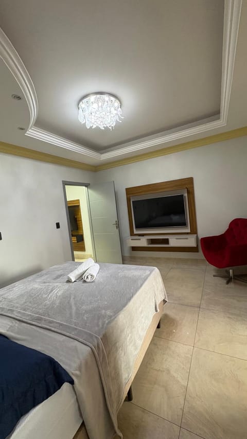 Bed, TV and multimedia, Photo of the whole room, Seating area, Bedroom
