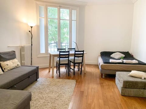 Bed, Living room, Photo of the whole room, Seating area, Dining area, Bedroom