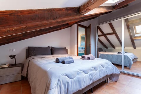 Bed, Bedroom, towels, wardrobe