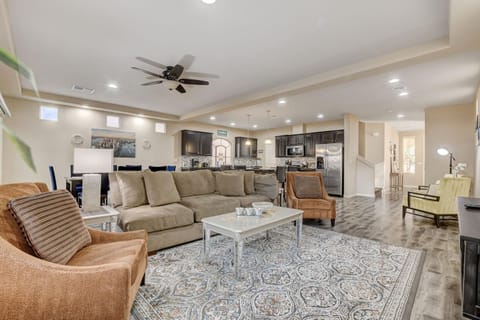 TV and multimedia, Living room, Seating area, Dining area, fireplace