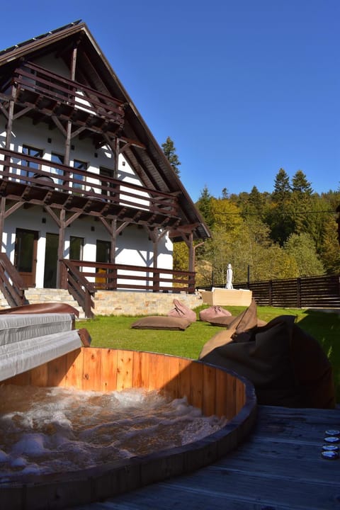 Property building, Spring, Day, Natural landscape, Garden, Hot Tub, Garden view