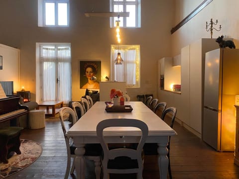 TV and multimedia, Living room, Seating area, Dining area, stove, kitchen