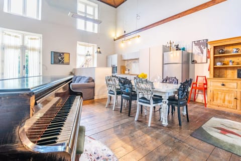 Property building, TV and multimedia, Living room, Seating area, Dining area, stove, kitchen