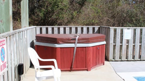 Soundside, Pool, Hot Tub, Dogs Welcome! MS160, Almost Heaven House in Corolla