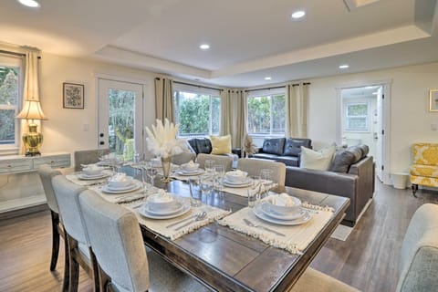 Deck, Yard and Game Room Fun-Filled Redmond Home House in Redmond