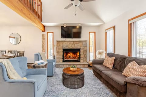 Communal lounge/ TV room, TV and multimedia, Living room, Seating area, fireplace