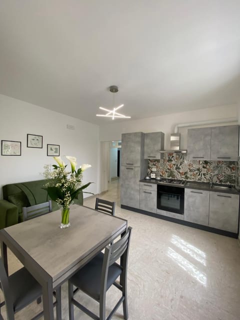 Kitchen or kitchenette, Living room, Seating area, Dining area, pet friendly, stove