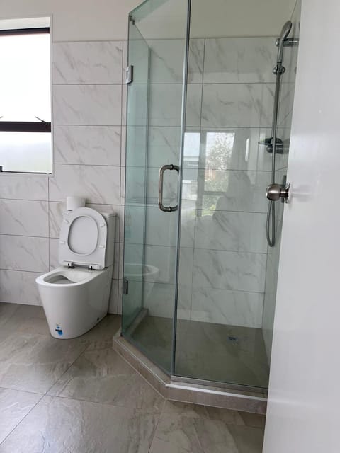 Totara Vale, Free Coffee, parking and wifi, near Glenfield Mall and highway 18,1 House in Auckland