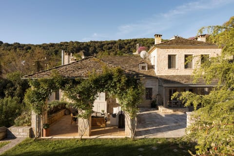 Property building, Day, Natural landscape, Garden, Garden view