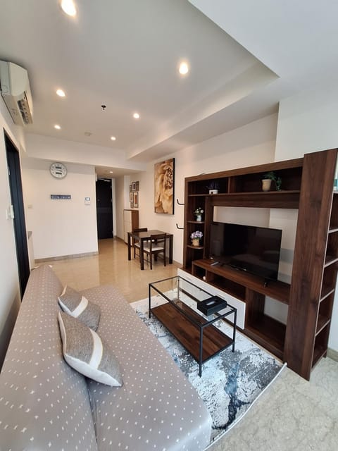 TV and multimedia, Living room, Seating area, Dining area, air conditioner