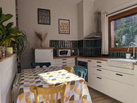 Coffee/tea facilities, dishwasher, minibar, pet friendly, stove, toaster, kitchen