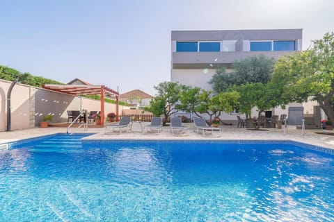 Property building, Balcony/Terrace, Swimming pool, Swimming pool