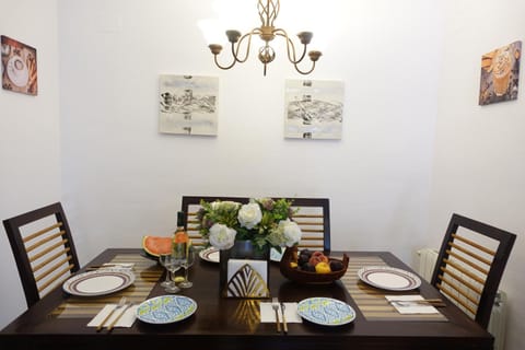 Living room, Food and drinks, Seating area, Dining area, Food, locker