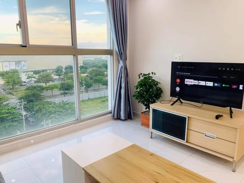 Communal lounge/ TV room, TV and multimedia, Quiet street view