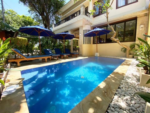 Property building, Patio, Day, Garden, Garden view, Pool view, Swimming pool, sunbed