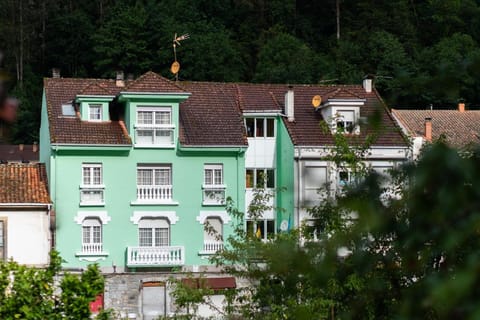 Nearby landmark, Facade/entrance, Neighbourhood
