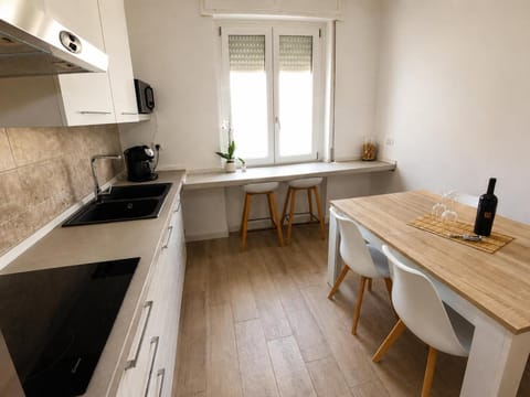 Kitchen or kitchenette, Dining area, oven, stove