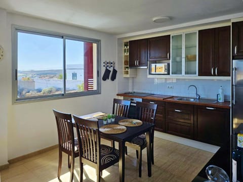 Kitchen or kitchenette, Dining area, minibar, pet friendly, stove