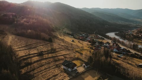 Property building, Nearby landmark, Day, Neighbourhood, Natural landscape, Bird's eye view, Mountain view, River view