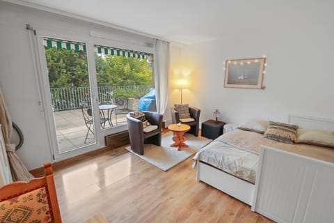 Bed, Photo of the whole room, Seating area