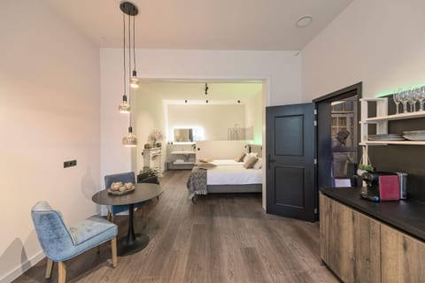 Bed, Kitchen or kitchenette, Photo of the whole room, Bedroom, minibar