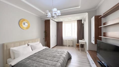 Bed, TV and multimedia, Photo of the whole room, Bedroom, fireplace