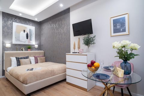 Bed, TV and multimedia, Photo of the whole room, Decorative detail, Seating area, Bedroom, heating, internet, internet, wardrobe, air conditioner