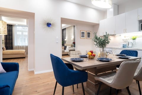 Coffee/tea facilities, Kitchen or kitchenette, Living room, Photo of the whole room, Seating area, Dining area, dishwasher, internet, microwave, minibar, oven, stove, toaster, air conditioner